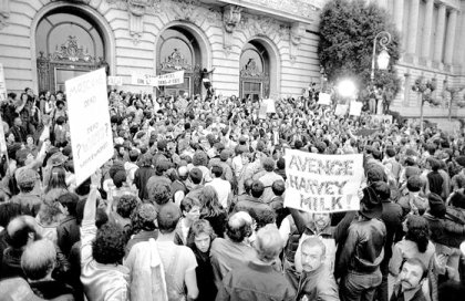 Foto de archivo del 21 de mayo de 1979: los manifestantes se reúnen en las escaleras del Ayuntamiento tras la controvertida sentencia de Dan White, culpable del homicidio involuntario del alcalde de San Francisco, George Moscone y del supervisor municipal Harvey Milk en San Francisco. ©AP Photo. Amnesty.