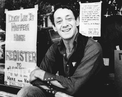 Harvey Milk posa delante de su tienda de cámaras en San Francisco en esta foto de archivo del 9 de noviembre de 1977. © AP.Amnesty