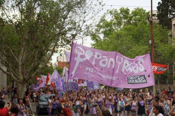 Cientos de mujeres se suman a Pan y Rosas